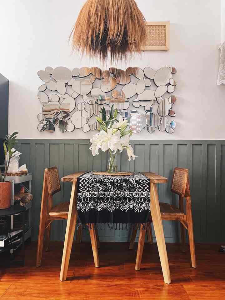 Halo Tetangga Kimkim 👋🏻

Dining area dirumah Kimkim sangat minimalis. Karena saya hanya tinggal berdua suami jadi sy memilih meja kecil dengan 2 kursi yg terbuat dari kayu jati. 

Saya memilih kayu jati agar masuk dengan tema rumah yaitu tropis.

Saya menggunakan taplak meja yg terbuat dari kain batik. u/ penghias meja sy kasih bunga lili hidup. Selain sebagai hiasan, bunga lili ini wangi bgt loh.. jadi bisa sekalian jadi pengharum ruangan.
Saya sengaja memilih piring dengan berbagai motif karena yaa suka aja hihi.. 

Karena kami belum punya anak jadi meja makan kami belum didesign u/ ramah anak 😊

#MejaMakanMinimalis 
#WallpanelDinding
#WarnaCatRumah
#LantaiSPC
#BungaMeja
#MejaMakanKayuJati
#AlasPiringEcenggondok
#PiringEstetik
#PiringRestoran
#InspirasiRuangMakan
#DiningRoomStyling