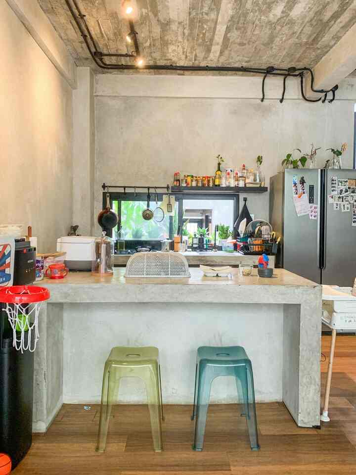 Cara kami menata ruang makan cukup dengan cara tidak menaruh hal-hal yang tidak penting disini.
Karena kebetulan meja makan kami so far masih menggunakan island beton yang kami request diawal pembangunan rumah, jadi kami makan bersama disini.
Satu hal keunggulan meja beton ini adalah, sangat mudah untuk dibersihkan dan tidak meninggalkan noda apapun ketika lagi masak-masak atau anak main. Jadi ga ada deh drama bercak gelas karena air dingin, atau tumpaham kopi yang berbekas.
#MejaMakanBeton
#InspirasiRumah
#DinningRoomStyling
#DapurRumah
#RumahIndustrial