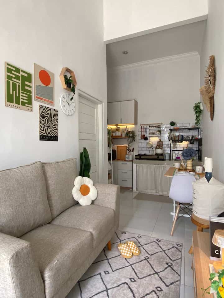 Tema Warna Rumah : White and Wood

Ya, color palette dirumah mungil ini memilih white and wood sebagai basic nya, karena emg perpaduan 2 warna ini cantik sekali ya

Walaupun pada akhirnya tetap ada sentuhan warna lain sebagai pemanis 

Menggunakan cat tembok yg berwarna putih supaya lebih terang, luas dan tidak gelap lalu dipadu padankan dengan furniture warna white and wood/brown, rasanya pas sekali 😍

Untuk dekorasi yg lainnya seperti lampu, keset itu bisa dipadu padankan dengan warna lain misal kuning/orange/merah, bisa juga dengan menambahkan tanaman artificial biar ruangan terlihat segar dengan wrn hijaunya! ✨

#warnacatrumah #catrumahminimalis #warnacatruangtamu #cat #wallpaperdapur
#homecolorpalette #inspirasiwarnarumah #walldecor #whiteandwood #kesetaesthetic #gordenputih 