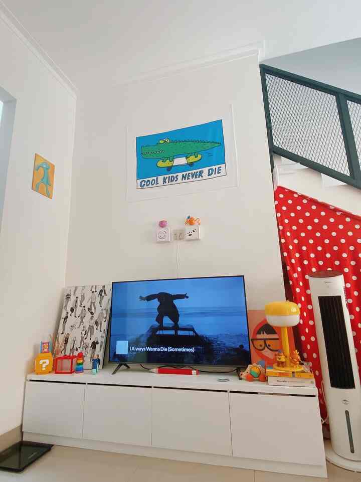 Hoila ✨

Mari kita lihat sudut2 ruang tamu,tengah dan makan dirumah nara
ruang multifungsi untuk semuanya

Perpaduan warna warni dirumah kami menjadikan rumah ini tidak membosankan, setiap sudut selalu diperhatikan, selain itu ada beberapa pajangan yang membuat rumah ini berwarna dan artsy🖼️🎨🔴⚪️

#inspirasiruangtamu
#narahous 
#ruangminimalis
#livingroomstyling 
