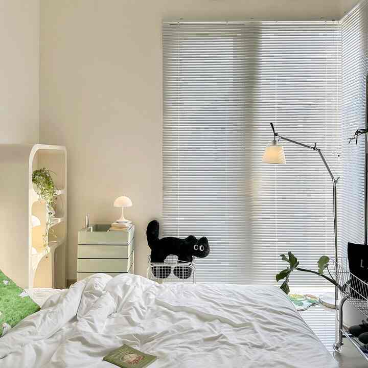 Inspirasi Color Palette untuk Kamar Tidur yang sejuk dan nyaman adalah ⚫️⚪️🟢 :

1. Hitam sebagai pemanis ruangan dan dapat memberikan kesan simple nan elegan.

2. Hijau dapat memberikan suasana sejuk dan alami sehingga vibesnya jadi lebih nyaman.

3. Putih sebagai warna dominan untuk memberikan kesan luas dan bersih.

#InspirasiWarnaRumah
#WarnaCatRumah
#BedroomStyling
#HomeColorPalette
#ColorPalette

