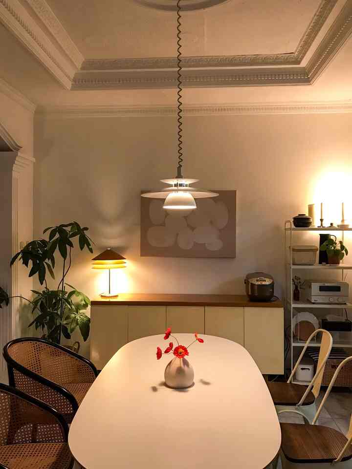 Material yang dipakai di ruang makan ini cukup tahan banting dengan didominasi furniture bahan kayu jati dan besi. Sengaja memilih lemari dengan bahan kayu jati karena beban yang ditopang sangat berat untuk piring-piring saji dan makan. Barang wajib di rumahku sebagai decoration item adalah lampu. Sangat penting untuk menggunakan cahaya yang nyaman dan warm-white supaya makan yang disajikan lebih menggugah selera. 

#diningroomlighting #inspirasiruangmakan #diningroomstyling #lampuruangmakan #midcenturymodern #ikeahome #ikea