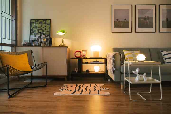 Kalau kamu lihat di sini, kamu pasti menyadari kalau tema warna utama Casatela adalah putih, cokelat, dan hijau. Kami memilih warna cokelat supaya ruangan terasa lebih hangat dan nyaman, yang dipadukan dengan warna putih sebagai warna netral. Warna hijau sebagai secondary color untuk membuat aksen yang berani. Kami memilih warna bold lainnya untuk dekorasi ruangan yang menambah variasi warna.

#WarnaCatRuangKeluarga #WarnaFurniture #HomeColorPalette #InspirasiWarnaRumah