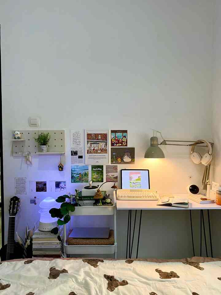 Color palette di ruang kerja 🌿🏠

Color paletter yang ada di ruang kerja ini didominasi warna putih dan hijau. Warna putih pada beberapa furniture seperti meja dan troli serbaguna. Warna hijau ada pada beberapa postcard dan bunga artificial.

Warna ini terinspirasi dari tema ghibli, karena aku kurang pandai merawat tanaman asli, maka dari itu bisa dipilih tanaman artificial sebagai penggantinya.

Cat dinding yang digunakan juga bewarna putih, sehingga pas dengan tema warna ruangan yang aku inginkan.

#CatRumahMinimalis
#HomeColorPalette
#InspirasiWarnaRumah
#DekorasiWarnaRumah
#DeskSetUp