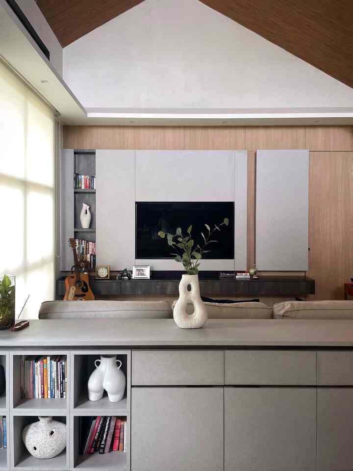 ⭐️Home Color Palette⭐️

Color palette dirumahpojok kebanyakan menggunakan warna-warna earth tone, didominasi dengan warna coklat kayu muda japandi dengan kombinasi abu-abu.

Untuk dekorasi baru menggunakan tambahan warna lain, contoh pada karpet menggunakan warna kombinasi abu dan biru tua agar lebih hidup. Untuk tembok rumah menggunakan cat tekstur warna putih ivory. 

Aku memilih warna earth tone untuk keseluran color palette agar mudah memadu-madankan  dan berkreasi dengan furniture dan dekorasi lainnya.
_
#HomeColorPalette
#InspirasiWarnaRumah
#WarnaCatRumah
#homestyling
#rumahmodernminimalis
#Jaapndimodern