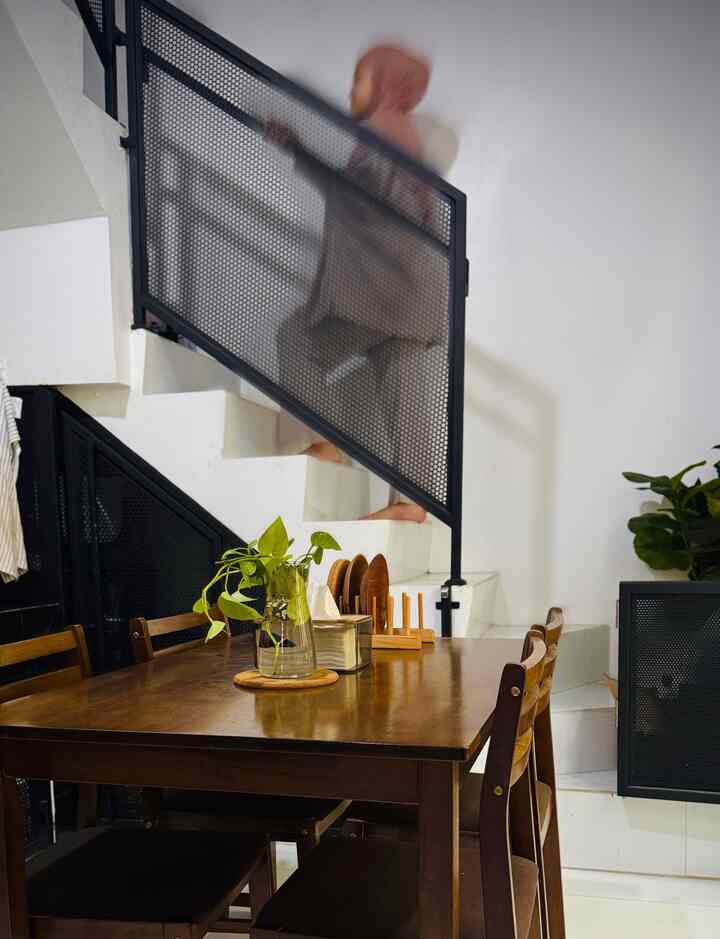 Ruang makan kami menjadi satu dengan area kitchen, maka dari itu ukuran meja makan yang dipilih juga benar-benar disesuaikan dengan kebutuhan keluarga kami saat ini.

Karena kami memiliki toodler untuk meja makan sendiri, kami memilih berbahan kayu solid dengan finishing pada ujung-ujung siku nya tumpul baik meja dan kursi nya. 

Selain itu, agar tampilan meja makan kami tetap fresh, kami gunakan tanaman air dengan ada tambahan ikan cupang didalamnya agar anak kami juga ada hiburan ketika makan sambil melihat ikan. 

#InspirasiRuanhMakan #DiningRoomStyling #MejaMakanMaterialTumpul #VasBungaIkan 