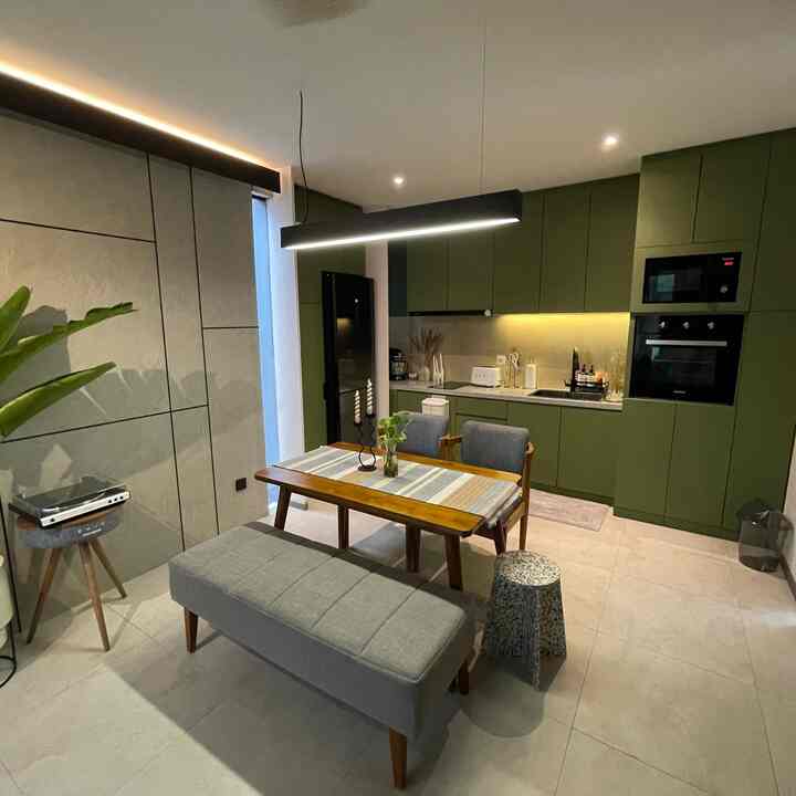 Dining table di rumah ini kapasitas 4-5 orang..dengan meja makan kayu ditambah bench membuat meja makan ini terlihat beda. Untuk material dibuat senyaman mungkin untuk anak-anak.
#InspirasiRuangMakan
#DiningRoomStyling
#MejaMakanKayu
#BenchDiningRoom