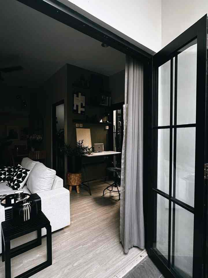 Kami memilih palet warna abu-abu, hitam, dan putih untuk memberikan kesan bersih, modern, dan elegan. 
Aksen kayu menjadi furnitur utama di ruang keluarga, dikombinasikan dengan sofa putih, cat dinding skylight, dan lantai vynil white oak yang menciptakan latar belakang tenang dan serasi. 

Karena ruang keluarga dekat dengan taman belakang, pencahayaan dan udara alami masuk dengan mudah, menambah kenyamanan dan kesegaran ruangan.
#catrumahminimalis #warnacatrumah #warnacatruangkeluarga #homecolorpalette #inspirasiwarnarumah