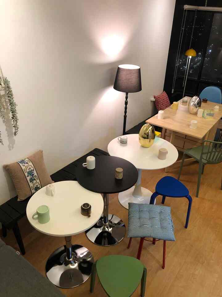 Kalau sedang ada acara besar, tidak perlu keluar banyak tenaga untuk mengumpulkan meja & bangku dari kamar tidur ke ruang tengah. 

Ini karena selain ukuran Tentramhome yg compact, semua furnitur yg dipilih adalah yg minimalis:
1. beratnya enteng, mudah dipindah-pindah
2. bentuknya ramping tidak bulky
3. mudah dirawat

karena dinding dicat warna netral (putih), bangku & kursi makan dipilih warna terang sehingga tidak perlu ada barang dekor khusus untuk mempercantik ruangan

#MejaMakanMinimalis
#KursiMakanWarnaWarni
#WarnaCatRumah
#InspirasiRuangMakan
#DiningRoomStyling