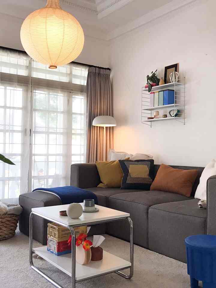 Di "fun room" ini aku bebas campur semua dekorasi warna-warni sebanyak yang aku mau. Tidak ada color pallete khusus yang membatasi, warna yang wajib tetap hijau dari tanaman. Namanya juga "fun room", jadi ruangan ini terlihat lebih ceria, berwarna dan menyenangkan. Accent rug juga aku tambahkan di atas karpet utama.

#colorfuldecorativeitems #HomeColorPalette
#InspirasiWarnaRumah #indoorplants #gameroom #haydesign #ikea

