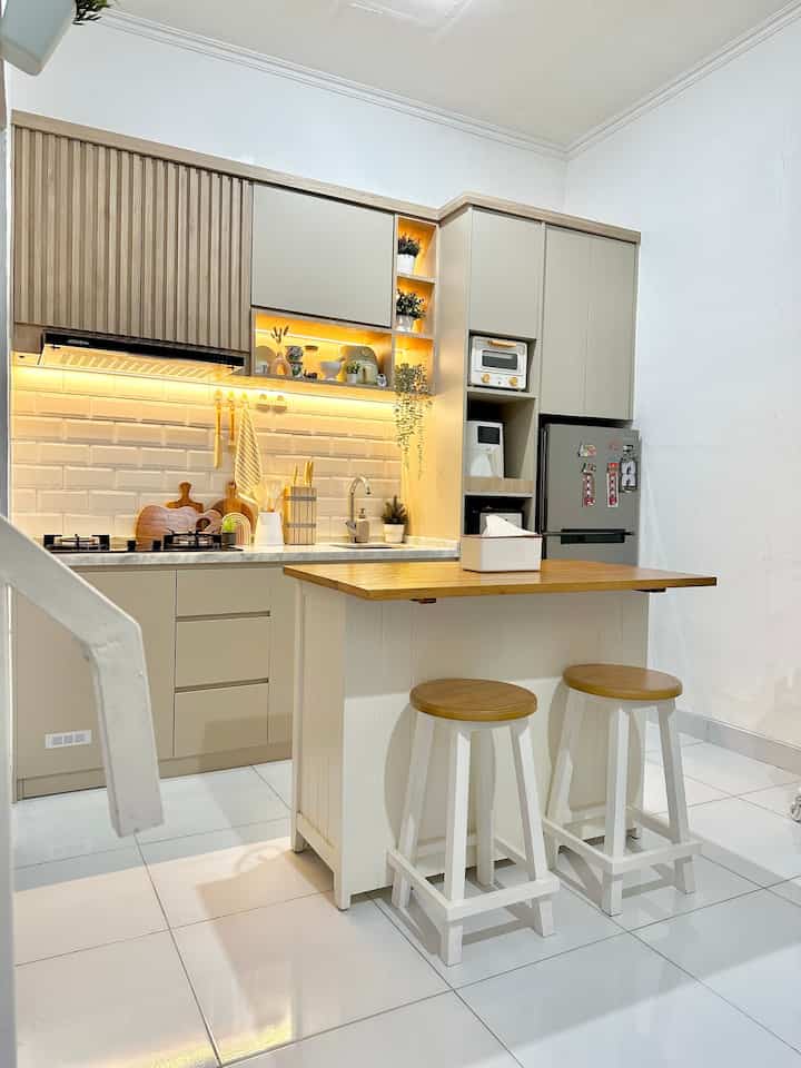 Ruang Makan dan Dapur gabung menjadi 1 karena keterbatasan ruang. Aku memilih meja makan island supaya lebih fungsional karena di dalamnya bisa untuk menyimpan stok makanan atau peralatan dapur. Supaya tetap estetik aku memilih warna white n wood supaya bisa menyatu dengan warna Kitchen Set yang netral.

#mejamakanisland
#hplaica
#mejamakanminimalis
#InspirasiRuangMakan
#DiningRoomStyling