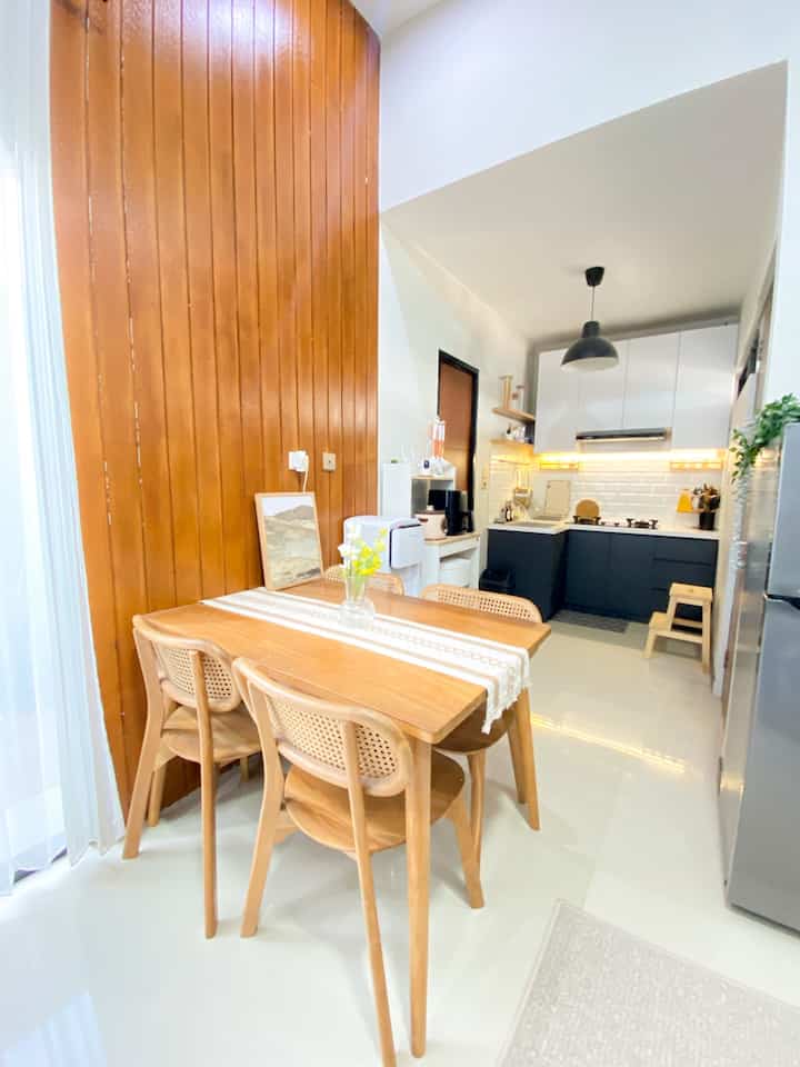 Inilah ruang makan yang ada di rumah kami, kami menggunakan meja makan dari kayu jati dengan aksen kursi rotan supaya lebih cantik. Dipadukan dengan table runner, hiasan dinding serta vase bunga artificial. 

#MejaMakanMinimalis #kitchensetminimalis #RakDapurMinimalis #kitchenset #WallpaperDinding #VaseBunga #InpirasiRuangMakan #DiningRoomStyling 