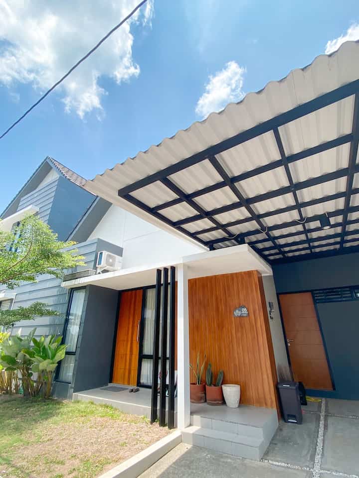 Color Palette dirumah ini didominasi dengan warna-warna kayu seperti cokelat natural dan putih, selain itu ada juga warna abu/
-abu dan hitam. Kami menggunakan warna-warna netral supaya mudah untuk memadukan berbagai furniture. 

#CatRumahMinimalis #Conwood #Fasad #FasadMinimalis #kitchensetminimalis #HomeColorPalette #InpirasiWarnaRumah 