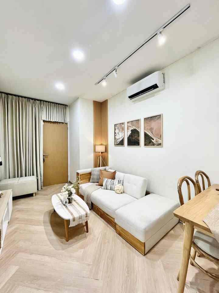 COLOR PALETTE DI OUR.LIL.HOUSE 

Color palette di our.lil.house adalah wood and white dengan nuansa warm and cozy. 
Alasan kami memilih warna ini adalah karena ingin memberikan kesan hangat pada rumah dengan menggunakan warna wood dan memberikan keson luas dengan menggunakan warna putih. 

Tips dari kami agar color palette dari rumah selaras adalah menggunakan warna-warna yang mirip untuk furniture ataupun dekorasi yang ada di rumah. 

Selain terlihat selaras juga memberikan kesan rapih dan lebih aesthetic. 

#HomeColorPalette #InspirasiWarnaRumah #CatRumah #Homey #homedesign #inspirasidesign