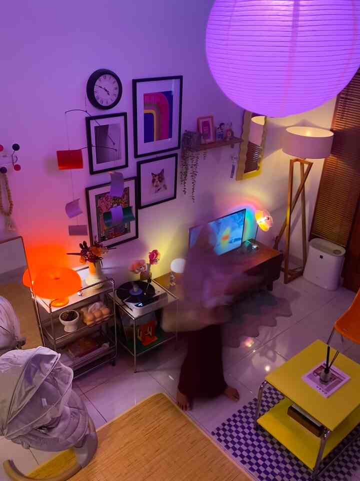 Ini cerita soal color palette pada ruang tamu kami yang punya ciri khas colorful nan cherful, termasuk saat malam hari ✨

Mengusung konsep mid-century modern dan art deco, kami mencoba menghidupkan suasana ruang tamu yang berbeda dari ruang tamu rumah-rumah di Indonesia pada umumnya 💓

Akhirnya color palette bernuansa colorful ini makin pas dipakai setelah kehadiran buah hati kami. Sebab suasana ketika malam ini ternyata cocok dijadikan media pengantar tidur anak kami.

Color palette ini tercipta berkat kombinasi warna furniture kuning, oranye, hijau, dengan dipadukan lighting dari mood lamp 🌝

#LampuEstetik #WarnaLampu #MejaEstetik #HomeColorPalette #InspirasiWarnaRumah #midcenturymodern #maximalist #rumahdeveloper #depok