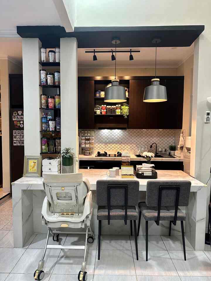 • Dining Room Nyaman dan Hangat •

Hello, O!House friends, dining room di Himfari’s House menyambung dengan area dapur dan bisa digunakan untuk 4-5 orang.

Saat ini aku menggunakan 2 buah kursi makan berbahan fabric dari Informa, dan 2 buah stool berbahan besi dan kayu juga dari Informa. Tidak lupa high chair juga masih aku letakkan di situ jika anak sedang ingin duduk makan bersama di meja makan. 

Untuk meja makan aku menggunakan bahan cor dengan finishing granit tile yang seragam dengan meja dapur. Meja makan berbahan cor menurut aku pilihan yang tepat karena low maintenance. Tinggal dibersihkan saja dengan sabun cuci piring/ sabun pel. Apalagi anak-anak selalu berantakan saat makan.

Hal lain yang harus ada di area dining room adalah lampu gantung yang dapat menerangi meja makan. Aku memilih cahaya warm white sehingga ambience di meja makan terang namun tetap nyaman.

#LampuGantung
#StoolMakan
#KursiMakanFabric
#BabyHighChair
#MejaMakanCor
#MejaMakanBeton
#MejaMakanGranitTile
#InspirasiRuangMakan
#DiningRoomStyling