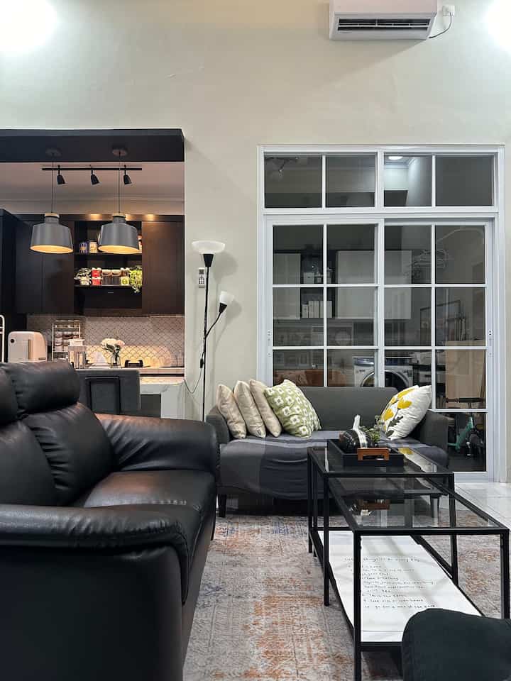• Color Palette: Black-White-Grey-Beige •

Hello, O!House friends, warna interior Himfari’s House didominasi dengan warna hitam-putih-abu-krem karena aku menyukai warna-warna basic tersebut.

Cara memadukan warnanya yaitu dengan menghadirkan warna yang lebih gelap namun tidak terlalu dominan agar ruangan tidak berkesan gelap dan sempit.

#HomeColorPalette
#InspirasiWarnaRumah
#CatWarnaBeige
#CatSeamist
#FurniturPutih
#FurniturHitamPutih