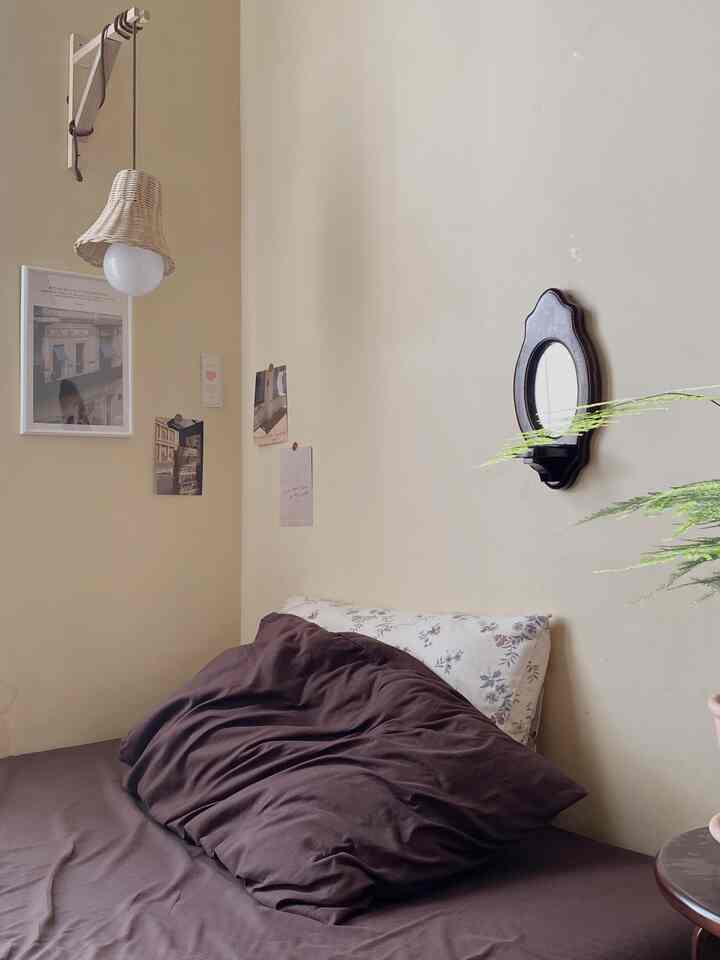 Saya sangat iri. Semua item saya jauh dari warna bernuansa earthtone. Ditambah lagi saya sangat menyukai tema vintage, semakin saya jatuh cinta dengan warna bernuansa coklat yang hangat dan kalem. Namun biar tidak bosan sesekali saya menambahkan dekorasi-dekorasi kecil yang sangat berwarna-warni! Jadi terlihat segar di mata
Seperti disini saya menambahkan permadani berwarna biru lembut dan buku dengan sampul berwarna orange
#Palette Warna Rumah
#InspirasiWarnaRumah
#warnarumahvintage
#rumahestetik
#lukisan rumah