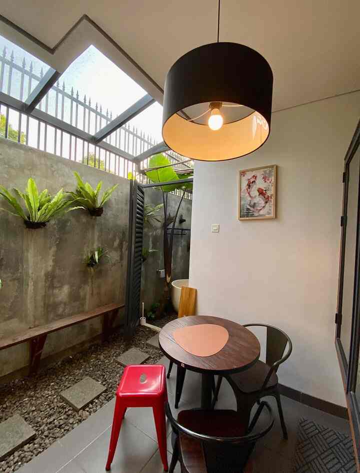 #lampugantung #bangkubesi #diningchair #inspirasiruangmakan #karpetdapur #diningroomstyling Ruang makan minimalis, aman untuk si kecil. Kursi besi ringan kokoh, meja bundar anti-pentok, dan keset anti-slip. Ditambah lampu temaram, menciptakan suasana hangat dan nyaman di rumah mini ini.