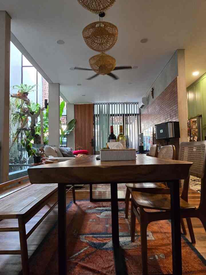 Meja makan ini jadi salah satu spot fav kami untuk kumpul. Bukan hanya untuk makan, tapi juga sekedar mengobrol atau ngopi/ngeteh. Material yang kami gunakan hampir seluruhnya dari kayu, dengan tambahan karpet yang membawa kenyamanan untuk kami sekeluarga. Penerangan yang kami gunakan juga menggunakan lampu bambu, untuk menyesuaikan dengan tema ruang makan keseluruhan.

#MejaMakanKayu #DiningSetNatural #RuangMakanNaturalis #InspirasiRuangMakan #DiningRoomStyling