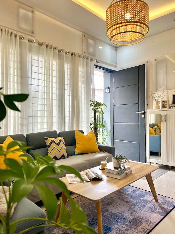 Color Palette at irhouse.21

Diruang tamu ini kami menggunakan perpaduan color palette netral seperti coklat, putih, hitam dan abu. Kami memilih color palette ini supaya timeless dan memberikan warm ambiance. Supaya tidak terkesan monoton kami tambahkan dekorasi dan furniture dengan warna berbeda. Seperti kursi yang berwarna abu kebiruan masih senada dengan color palette utama. Selain itu kami menbahkan item dekorasi seperti bantal-bantal sofa berwarna kuning supaya suasana lebih fresh. Ditambah kami menambahkan unsur hijau dari tanaman hias hidup maupun tanaman artificial memberikan suasana semakin hidup dan natural.

#CatRumahMinimalis #WarnaCatRumah #WarnaCatRuangTamu #Wallbattendinding #Catputih #tanamanhias #tanamanartificial
#HomeColorPalette
#InspirasiWarnaRumah