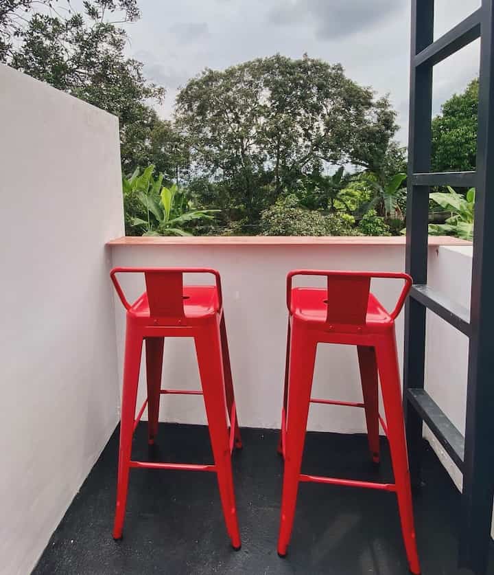 Warna-warna ini dipilih untuk menciptakan suasana hangat, nyaman, dan membumi. Coklat bata dan kayu membawa rasa stabilitas dan koneksi dengan alam, dark charcoal menggambarkan ketegasan namun tetap hangat, sementara cream dan merah menyeimbangkan energi dengan kelembutan dan semangat, menciptakan harmoni yang menyenangkan.
#homecolorpalette #inspirasiwarnarumah #bangkumerah #kursibar #bangkubar #selimutbohemian #selimutsofa #sofablanket #mejabelajar #mejakerja #studyroom #desk #lukisan #lukisaninterior #lukisanminimalis