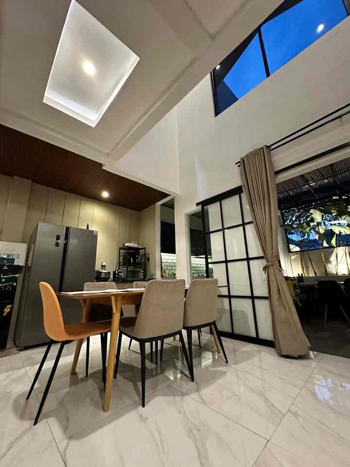 Hi, kenalan sama ruang makan kami yuk. 

Ruang makan kami menyatu dengan dapur dan ruang lain nya , karena rumah kami berkonsep open plan. 

Untuk membuat ruang makan yg ramah anak , kami memilih bagian ujung meja yang tumpul. karena ujung meja rentan terkena balita atau org dewasa juga. Selain itu kami memilih yang berbahan kayu agar terkesan hangat dan nyaman.

btw, meja ini bisa di adjust lho 6 seat seperti gambar atau di perkecil / lipat menjadi 4 seat 🥰.

Sekian dulu cerita ruang makan kami ♥️

#mejamakanminimalis #inspirasiruangmakan #diningroomstyling #cabinetminimalis #wallbatten #plavonpvc #rumahminimalis #rumahindustrial #industrial

