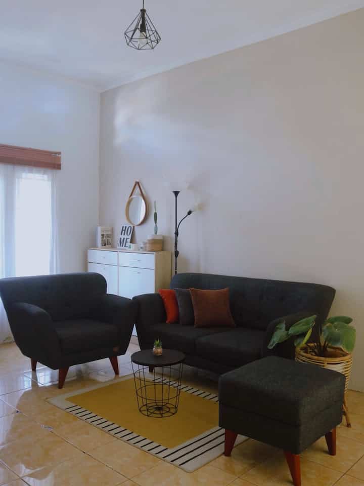 
Color palette
Living room ini memiliki palet warna warna netral seperti putih, krem, abu tua, coklat muda dan hitam. Terlihat dari sofa, rak sepatu, cushion cover dan warna cat dindingnya.
Warna warna ini cukup memberikan sensasi rumah yang hangat dan tenang.
Sentuhan warna hijau dari tanaman indoor juga menambah kesan warm dari ruangan ini.

#catrumahminimalis
#homecolorpalatte
#inspirasiwarnarumah
#warnacatrumah