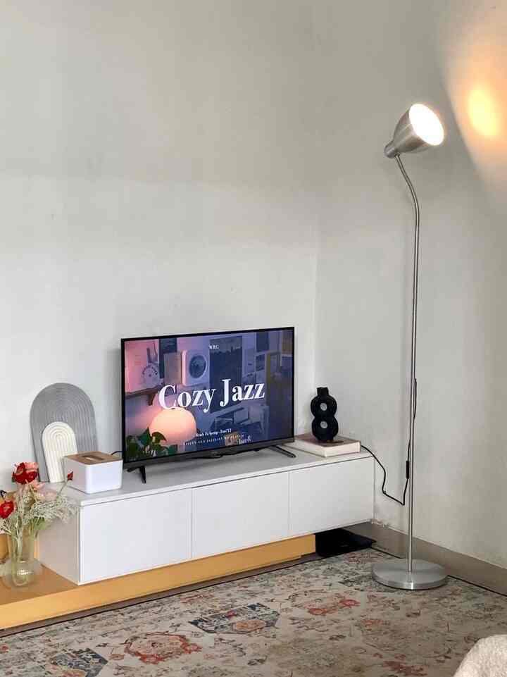 Furniture-furniture yang bikin ruang tamu rumah subsidi kamu naik kelas!
1. Sofa Billeshome IKEA : pilih sofa 2 seater yang tidak terlalu bulky krn ukuran ruang tamu terbatas.
2. Buffet tv japandi yang ukuran panjangnya bisa di sesuaikan dengan lebar ruangan
3. Smart TV : pastikan dimensi TV sesuai dengan lebar ruangan, aku pakai ukuran 32”
4. Lighting : aku tambahkan standing lamp dari ikea
5. Tambahkan dekorasi dinding secukupnya seperti lukisan atau frame.


#LivingRoomStyle #RuangTamuRumahSubsidi #Rumahsubsidi #SofaMinimalis #BuffetTVJapandi 