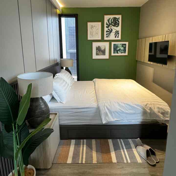 Pemilihan warna di rumah ini sangat beragam..ide awal tema monochrome..tapi setelah semakin banyak referensi jadinya ada unsur hijau dan coklat muda..untuk living room sengaja dibuat lebih colorful supaya lebih “hidup” dan tidak monoton tetapi tidak lepas dari monochrome di bagian furniture dan ambalan TV. Sedikit tips dari saya yaitu jangan takut untuk padu padan warna cat interior, dan variasi bahan material yang digunakan, jangan terpaku dengan trend, sesuaikan dengan karakteristik kita sebagai pemilik rumah.
#HomeColorPalette
#InspirasiWarnaRumah
#WarnaCatRuangTamu
#WarnaCatKamarTidur
#WarnaCatHomeOffice
#WarnaRumahMinimalis
