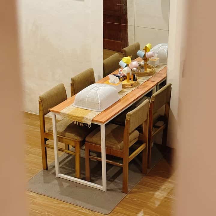 Sharing info ku dalam memilih furniture yang ada di meja makan NZhomes dengan space terbatas ✨

-Pasang cermin di tembok agar telihat luas dan juga terlihat batasan posisi meja makan dimana

-Pasang karpet dibawah meja makan dengan maksud adanya area meja makan disana ☺️

-Furniture kursi makan yg dibuat nyaman apalagi untuk anak2ku juga sofa empuk didudukan dan disenderannya

-Pastikan semua perintilan kebutuhan tertata di satu tray agar meja tetap rapih (harapannya) hhi

#Mejamakanminimalis #inspirasiruangmakan #diningroomstyle 