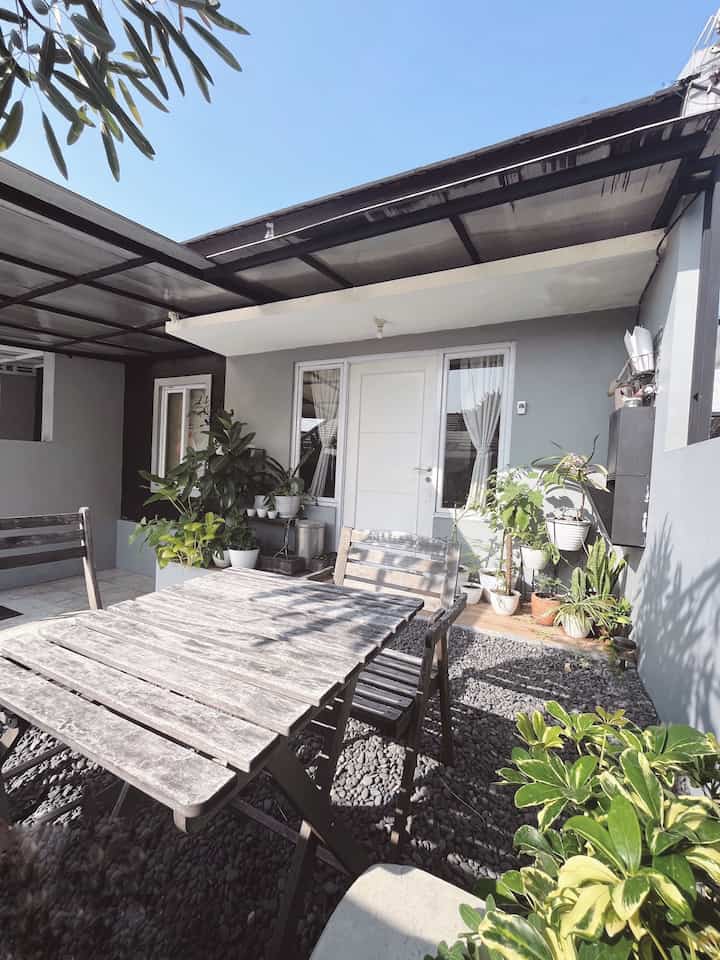 ✨ Color Theme 
Saat awal menempati rumah, kami terinspirasi interior ala japandi dengan nuansa ‘white and wood’. 
Tapi untuk pemilihan furniture, kami menyukai furniture dengan aksen besi industrial. Sehingga tema warna di rumah mengikuti style yang kami suka. 
Untuk area fasad,kami mengikuti standar developer sehingga menggunakan warna abu dan hitam sebagai kombinasi warnanya.

Sehingga terbentuklah color pallete di rumah kami. 

✨Black-White-Woody-Grey menjadi 4 warna pilihan kami.
🤍 40% Menggunakan Warna Putih (area dinding, lantai area living, furniture, sofa dan karpet menggunakan warna ini)
🤎 30% Menggunakan Aksen Kayu (pada furniture, top table dan lantai dapur)
🖤 20% Menggunakan Warna Hitam (pemilihan aksen besi hitam, beberapa elektronik & dekorasi)
🩶 10% Abu- Abu (warna cat fasad)

#HomeColorPallete #InspirasiWarnaRumah #CatEksterior #lampurumah #furnitureindustrial #dapurwhiteandwood #toptable #blackandwood #sofaestetik #karpetminimalis