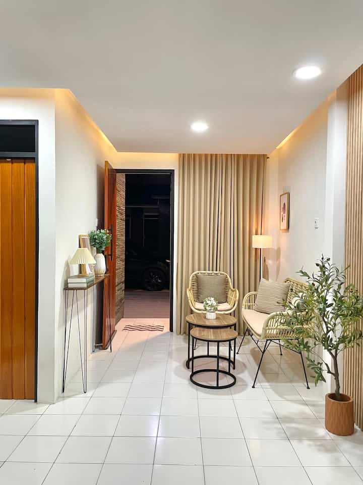 Cara kami menentukan color palete pada ruang tamu yaitu menciptakan kombinasi warna putih lantai dan dinding dengan warna earth tone. 
Pintu dirumah cicin terbuat dari kayu jati yang sengaja dipesan sesuai design yang kami inginkan, dan warna kayu pada pintu merupakan elemen paling terang di ruang tamu. 
Gorden warna cream  juga merupakan salah satu warna bumi yang kami gemari dan kami custom sesuai tinggi plafon, warnanya hampir serupa dengan kursi rotan yang dilengkapi bantal nuansa eart tone. 
Meja bulat yang ada di living room juga kami sesuaikan  dengan pemilihan warna dan motif kayu agar senada dengan elemen lainnya. 
Yang selalu jadi pusat perhatian tamu yang berkunjung kerumah cicin yaitu meja foyer berukutan minimalis yang mempercantik ruang tamu. 
Untuk menambah kontras ruangan ini kami tempatkan olive tree artificial karena tentunya warna hijau pasti akan menyatu dengan elemen warna kayu lainnya.  

#PintuKayu
#KursiRotan
#MejaFoyerMinimalis
#EarthToneColors
#WarnaCatRuangTamu
#HomeColorPalette
#InspirasiWarnaRumah
#InspirasiLivingRoom
#DekorasiRuangTamu