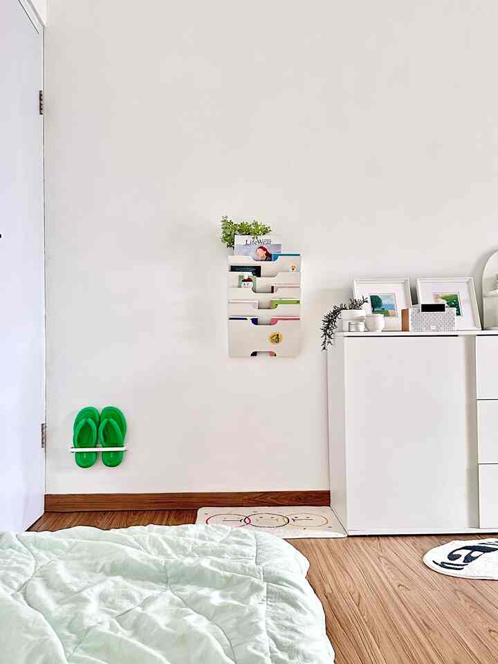 Color palette di ruanganku jelas banget, kan? 
🤍🤎💚
Dominan putih, dengan aksen kayu dan pop color yang kebanyakan warna hijau. I've loved green for as long as I can remember and definitely wanted it in my space, tapi cuma sebagai aksen aja. Too much green might feel overwhelming and not so easy on the eyes. Makanya aku pilih putih sebagai warna dasar yang dominan untuk kesan netral dan clean (ini penting banget!) Dinding dan furnitur utama kayak lemari kabinet, meja dan kursi hampir semua warna putih. Jadi aman buat barang-barang printilan yang colorful dan vibrant, tanpa tanpa bikin ruangannya kelihatan terlalu ramai.

#warnacatrumah #lantaivinyl
#lemarikabinet #lampulantai #selimutmusimpanas #coffeetable #mejakerja #kursikerja #HomeColorPalette #InspirasiWarnaRumah