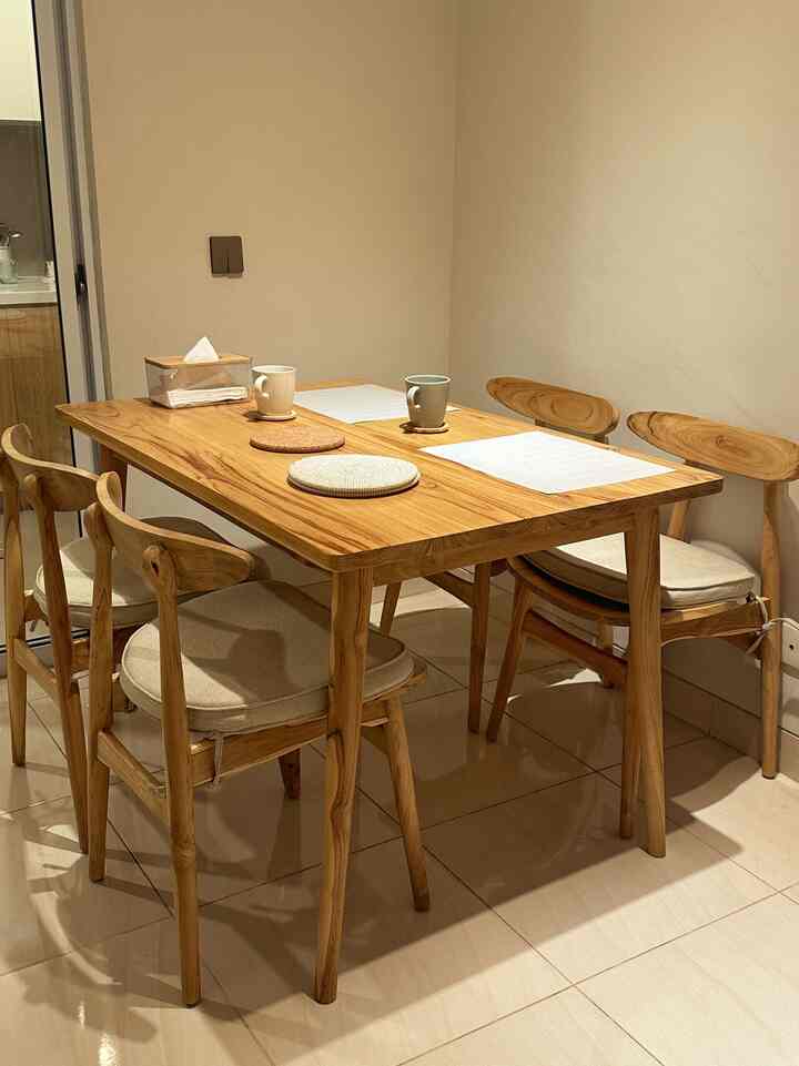 Ruang makan kami menggunakan set meja makan kayu yang di custom sesuai ukuran ruangan kami yang tidak terlalu besar 📏
Kami juga memilih bantalan kursi yang dapat dilepas pasang agar dapat mudah dicuci bila kotor 😊🧼🍽️🍔🥗


  #MejaMakanJapandi #DiningSet
#InspirasiRuangMakan #DiningRoomStyling