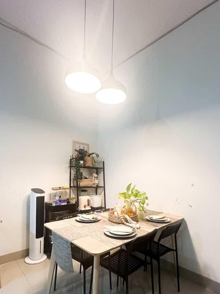 Malam dari casaaksadaru 
Area dining kami menyatu dengan kitchen. Jadi lebih mudah untuk kami bergerak dan menyiapkan makanan. Untuk menata area ini sebenrnya tergantung selera dan suasana hati ya. Yang penting nyaman dan hangat ✨

Rekomendasi beberapa item di rumah kami untuk menata dinning room : 
• Meja makan simpel 
• Lampu gantung
• tanaman sirih gading
• piring abuabu
• Lilin 
• vas kaca 

Selamat mencoba tetangga
Malam ✨

#InspirasiRuangMakan
#DiningRoomStyling
#MejaMakanSimple
#vasKaca
#TanamanSirihGading
#Lampugantung
#piringestetik
#lilinmejamakan
#pendinginruangan
#casaaksadaru