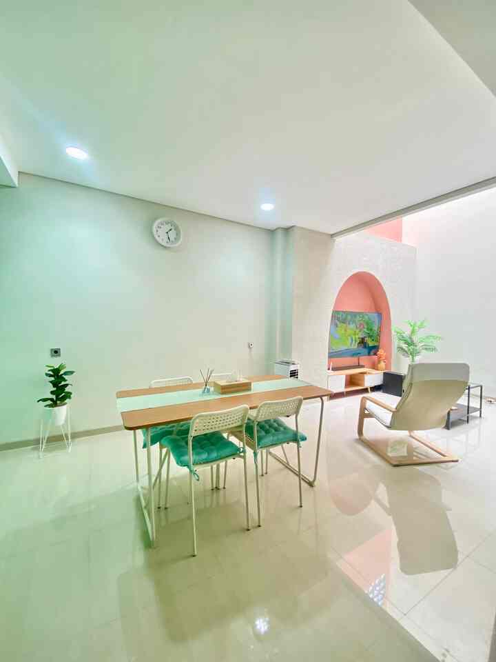 hai tetangga online selamat datang diruang makan house of chel. di doninasti hijau tosca dan putih creamy menambah unik ruangan makan kami agar terlihat estetik 

#InspirasiRuangMakan
#DiningRoomStyling
#Mejamakanminimalis
#Kitchenset
#houseofchel
#ruangmakan 