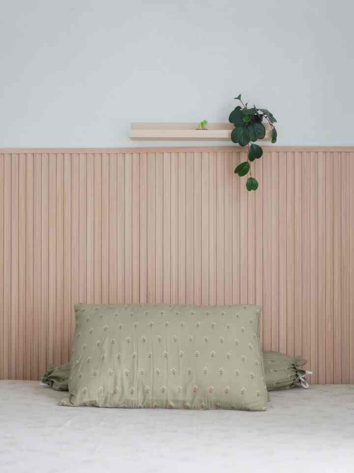Color palete yang digunakan di rumha @meehomey adalah warna-warna yang cenderung warm seperti warna coklat muda dengan motif kayu, putih dengan dominasi di setiap ruangan, deep brown, dan juga sedikit sentuhan abu-abu. 
Warna-warna yang dipilih tidak terlalu banyak agar tidak terlalu sulit saat menentukan pemilihan warna furniturnya. Warna-warna sederhana juga menyebabkan rumah menjadi lebih bersih dan fresh .
Walaupun color palete di rumah @meehomey cukup beragam, tetapi warna dominan putih tetap dipilih agar kesan rumah menjadi lebih luas.

#WarnaCatRumah #HomeColorPalete #InspirasiWarnaRumah