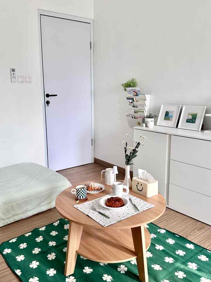 Ini adalah mini dining space di kamarku. Bagian tengah kamar memang kosong, jadi aku taruh coffee table yang sering aku pakai untuk makan. Biasanya buat sarapan, lunch, atau bikin home cafe ala-ala🥐🫖 Ukurannya pas banget buat aku sendiri. Karena meja ini rendah, aku biasanya duduk di lantai pakai alas picnic mat motif clover yang lucu ini. Warnanya, tentu saja hijau haha. 
Ada yang mau main ke sini, duduk santai sambil minum teh?😀

#mejamakanminimalis #coffeetable #warnacatrimah #alaspiring #kabinetpenyimpanan #mugestetik #tissuebox #lampumini #inspirasiruangmakan #diningroomstyling #dalkomspace