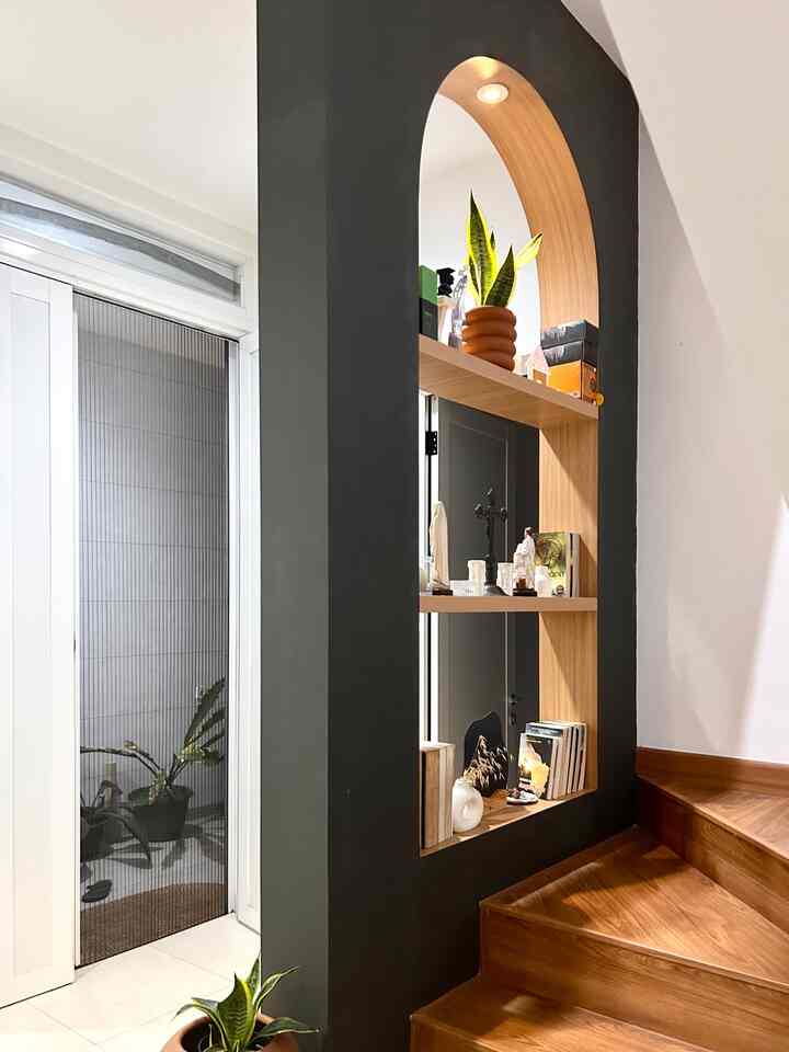 Warna ini tercipta dari gabungan selera kami berdua. Ingin yang lebih alami san hangat tapi juga ada sisi maskulin. 
Jadilah dasar dominan dinding putih dengan  furniture warna kayu natural  dikombinasi aksen hitam. 
Untuk unsur kesegaran dan menyatukan kombinasi tersebut dengan pelengkap tanaman-tanaman hijau.

⚪️⚫️🟤🟢🎨

#CatRumahMinimalis #Catdinding #MaterialLantai #FurnitureKayu #RumahTropis #HomeColorPallete #InspirasiWarnaRumah