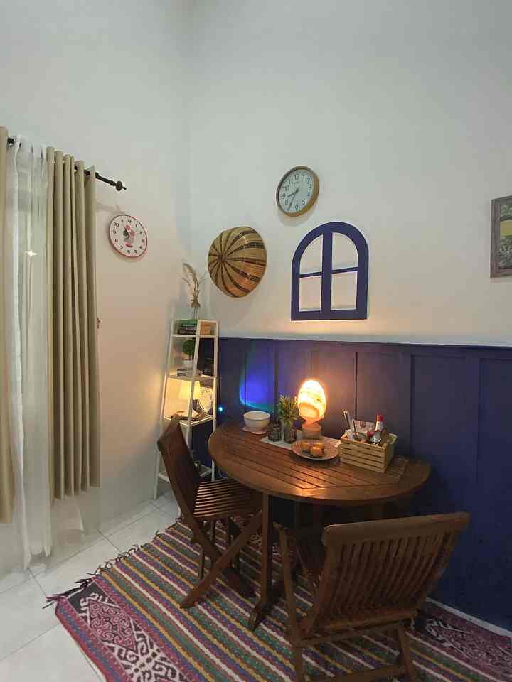 Dining room mungil ini menggunakan meja lipat yang menyesuaikan ruangan. Dengan ukuran ruang hanya 3x3 m dan berada di ruang depan rumah, kami merasa cukup nyaman dengan hanya 2 kursi. 
Sebagai perantau, orangtua kami sering berkunjung dan saat itu meja lipat dapat dibuka serta kursi ditambahkan. Dengan kursi yang tidak terlalu tinggi, memudahkan orangtua saat menikmati makan malam. 
Penggunaan warm lighting dan mood lamp menambah suasana syahdu saat dinner✨

#WallBatten #MejaMakanMinimalis #MejaMakanLipat #KursiLipat #DIY
#MoodLamp #KarpetTribal #FurniturAntik #KursiKayu #InspirasiRuangMakan
#DiningRoomStyling