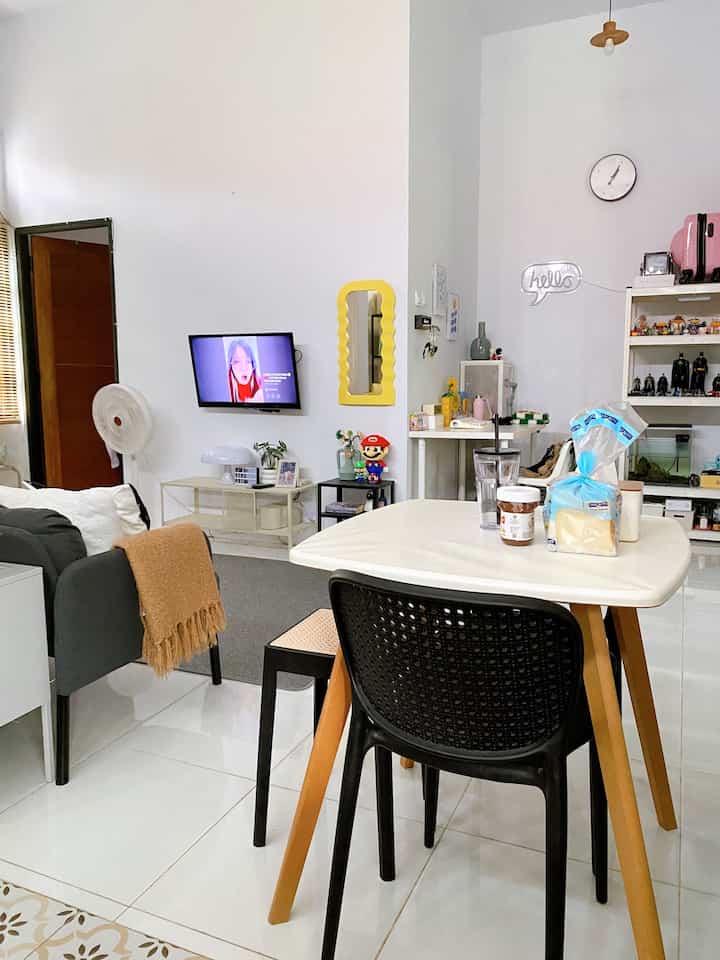 Sebenarnya di rumah kami tidak memiliki ruang makan khusus,karna ruang yang terbatas kebetulan ini juga masih menggunakan meja makan bawaan saat kami masih tinggal dirumah dinas,dirumah kami area ini satu-satunya yang kami cat dengan warna samik ivory sebagai pembeda dengan ruang lainnya.untuk pemilihan furniture di area makan ini kami menggunakan meja makan berbahan kombinasi MDF dan kayu sedangakan untuk kursinya kami gunakan yang berbahan plastik dengan aksen rotan yang ramah anak,karna meja ini berukuran tidak besar tidak ada dekorasi di atasnya selain tempat tissue.
#MejaMakanMinimalis
#Kitchenset
#KitchensetMinimalis
#WarnaCatDapur
#InspirasiRuangMakan
#DiningRoomStyling