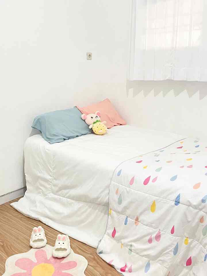 Bed JourneyではRumahanindを最初からスタートしており、さらに快適になるよう改良中です！ 🎀✨



#部屋のインスピレーション
#ベッドルームスタイリング
#ブランケットフォール
＃カーペット 
#インテリアポスター 