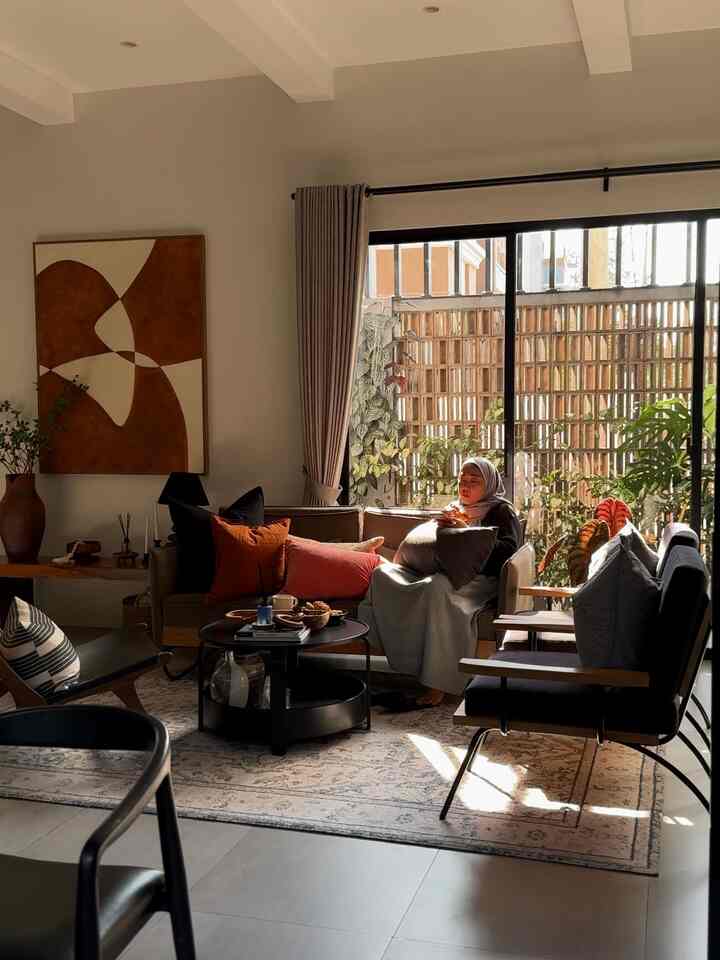 My Favorite Moment 

Disaat sore hari menikmati matahari terbenam yang masuk semua ke dalam rumah

Jadi bisa sambil scroll hape, ngopi ngemil dan sambil beresin bantal sofa

Selalu dilakukan diliving room ini 

#bumitimi #ruanganfavorit #santaidirumah #livingroom #idealivingroom #livingroomindustrial #bandung

