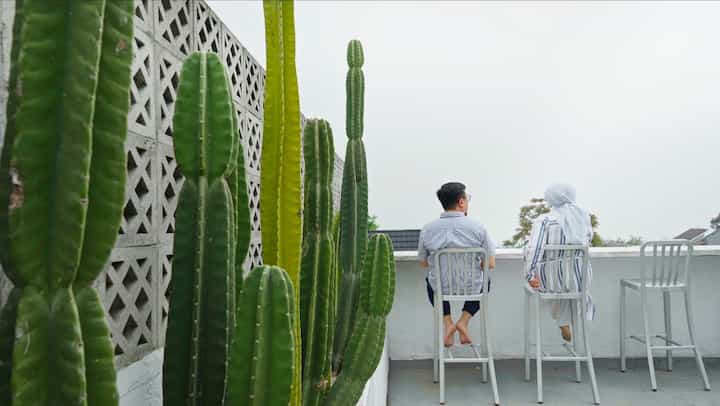 Bersantai di rooftop memandangi kota Bandung yang di kelilingi oleh pegunungan di sore hari sungguh nikmat rasanya, cukup berbekal secangkir teh yang di buat di dapur dan dibawa ke rooftop, rasanya mahal sekali melamun dari sore hingga malam hari! 

Bicara tentang rooftop, Kami selalu memilih dengan teliti material yang digunakan saat membangun rumah serta mengisi rumahpun, seperi cat yang tentu harus kuat dan tahan banting di suhu tropis Indonesia, dan juga kursi outdoor yang sudah hampir 3 tahun tidak perlu ada service atau maintenance sama sekali karena kami beli yang memang untuk di pakai outdoor dan menggunakan merk terbaik, tak lupa roster beton yang menutup area kurang cantik seperti toren dan service room kami gunakan design dan bahan terbaik.



#CatOutdoor
#SantaiDirumah
#RuanganFavorite
#Rooftop
#IdeRooftop
#KursiOutdoor
#RooftopMinimalis
#CatLuarRumah
#CasadeLikan
#moroccanmediterranean 
#moroccan 
#mediterranean 
#homedecoinspo 
#rumahmoroccanmediterranean
#rumahmediterranean 
#rumahbandung