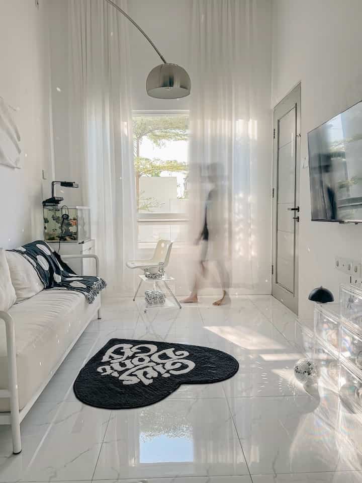 Moment Favorit ( pukul 8 pagi ) 🌅
-
karena angkahouse menghadap ke timur jadi banyak cahaya melimpah masuk ruangan di jam” pagi , dengan benda unik seperti disco ball bisa merubah ruangan menjadi semakin asik , cahayanya memantul disetiap sudut tembok dan atap , suasana rumah juga lebih tenang dan terdengar kicauan burung dari jendela besar


#SantaiDirumah #RuangFavorit #LivingRoom #WarnaCatLivingRoom #WarnaCatRumah #MotifLantaiRumah #GranitRumah #angkahouse #minimalis #homedecor