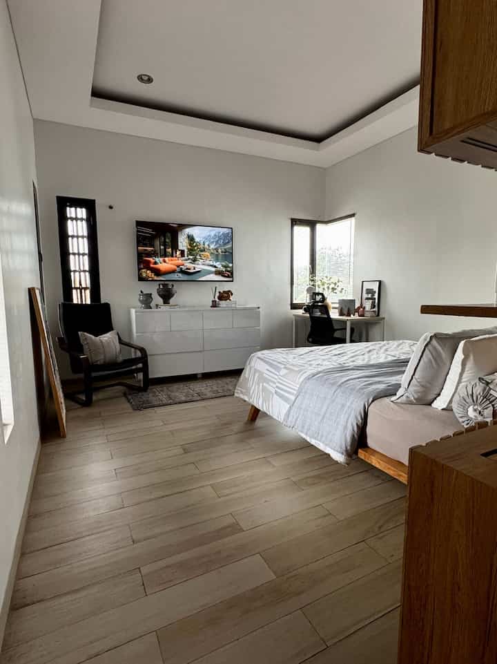 Kamar Tidur Nyaman 

Kamar utama ini dibuat ukuran 4mx5m sudah termasuk wardrobe area

Dibuat besar sengaja karena satu satu nya tempat istirahat untuk kami, agar lebih nyaman maka kami simpan TV dan Drawer gak lupa dengan kursi malas poang 

Untuk sisi kann kiri bedroom dibuat meja kecil untuk menyimpan perlengkapan kami masing2 seperti handphone dan buku

Dipojokan diberi sedikit meja kerja, agar malem bisa sedikit kerja dulu baru tiduran netflix an 

#bumitimi #bedroomstyling #makeoverkamartidur #kasurlatex #drawerputih #lantaikayu #wallpaperestetik