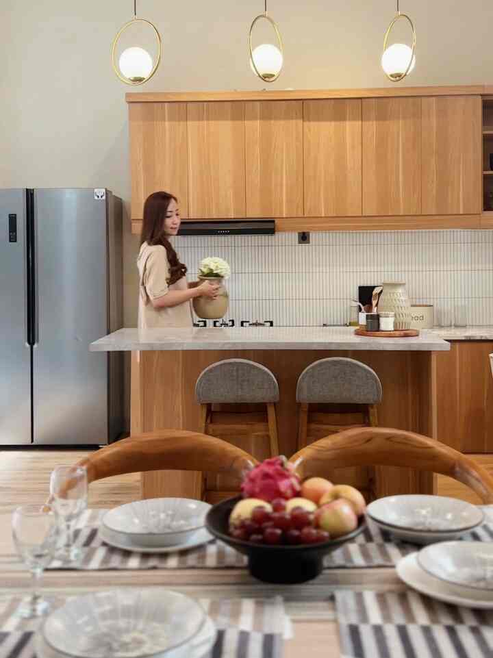 Tempat favorit ku dirumah tentu saja pada area dapur😍 saat menyiapkan makanan atau sekedar membuat kopi sambil duduk di kursi island ditemani musik jazz favorit, bikin pikiran tenang dan i really enjoy a moment like this❤️
#KitchensetJapandi
#SantaiDiRumah
#RuanganFavorit
