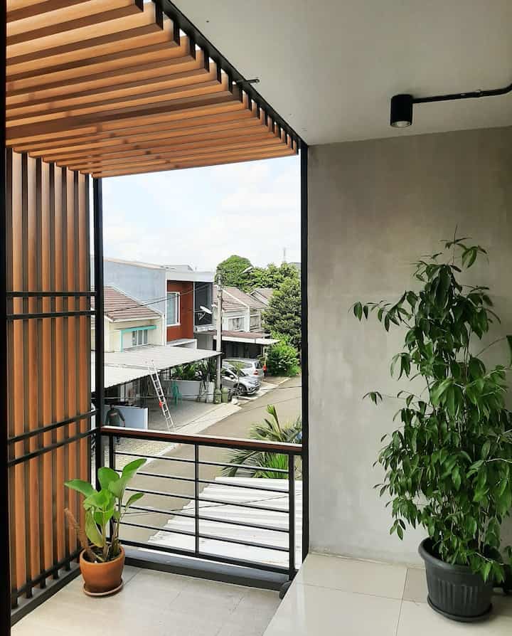 Sebaiknya duduk di balkon sambil berolahraga, bermain ponsel atau sekedar duduk-duduk sambil melihat ke luar, apalagi jika udara masih sejuk di pagi hari karena memang sengaja dipasang kanopi agar jika hujan tidak terciprat ke badan. teras kamar. 


#santaidirumah #ruanganfavorit #kanopibalkon #terasbalkon #pagarbesi #kanopispandek 