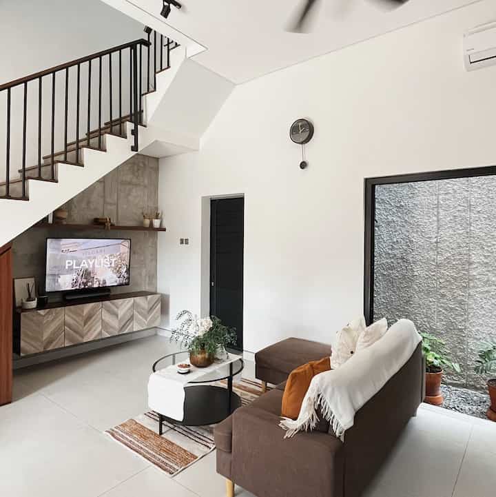 Happy Tuesday🤎

Paling sering banget menghabiskan waktu di living room, karena banyak kegiatan yang kami habiskan di area ini. Salah satunya nonton bareng keluarga.
Jadi sebelum melakukan/setelah melakukan kesibukan masing masing kami sempatkan waktu untuk berkumpul di area living room ini. 

#CatRumahMinimalis #SofaMinimalis #karpetminimalis #plavonminimalis #ruangTVminimalis #SantaiDiRumah #RuanganFavorit #Rumahpengantinbaru